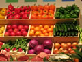 「彩光色LED照明器具」デモの拡大写真2。野菜や果物も輝き、新鮮に見える。