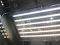 器具なしで設置できるのも「ワンダーエコライト」の特徴。ブースの天井に設置されたLED照明は、結束バンドで金網に留められていた。