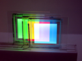 RGBの有機ELパネルを重ね合わせて、白色を表現。これにより、光の三原色が学べる。